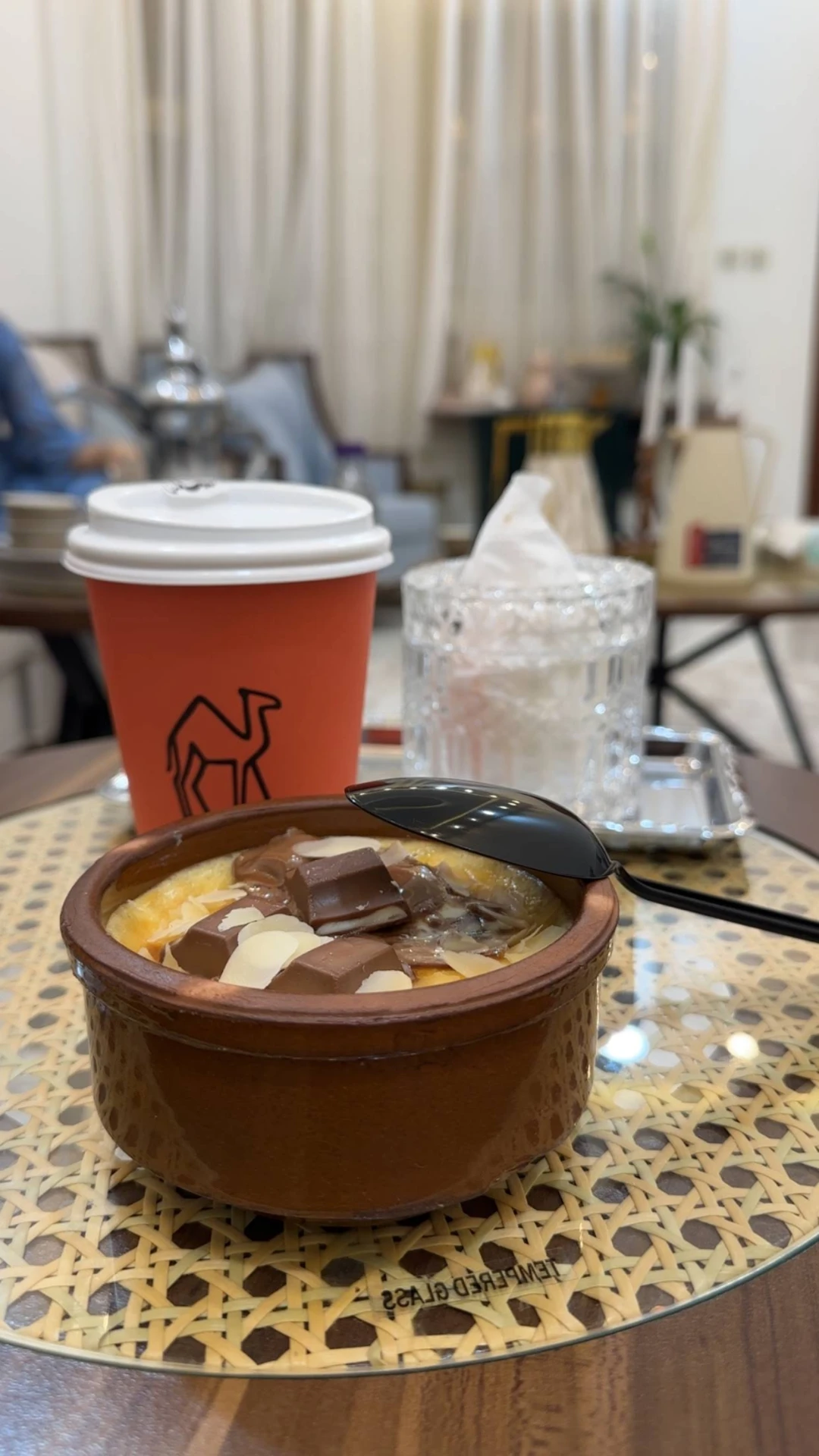 طبق حلى من جملان مع كوب قهوة برتقالي