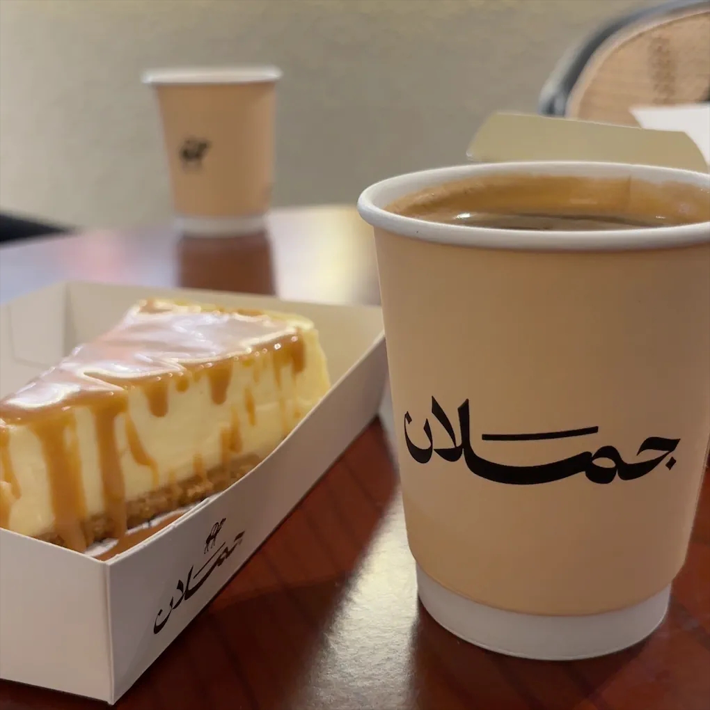 أكواب جملان مع تشيز كيك في علبة جملان