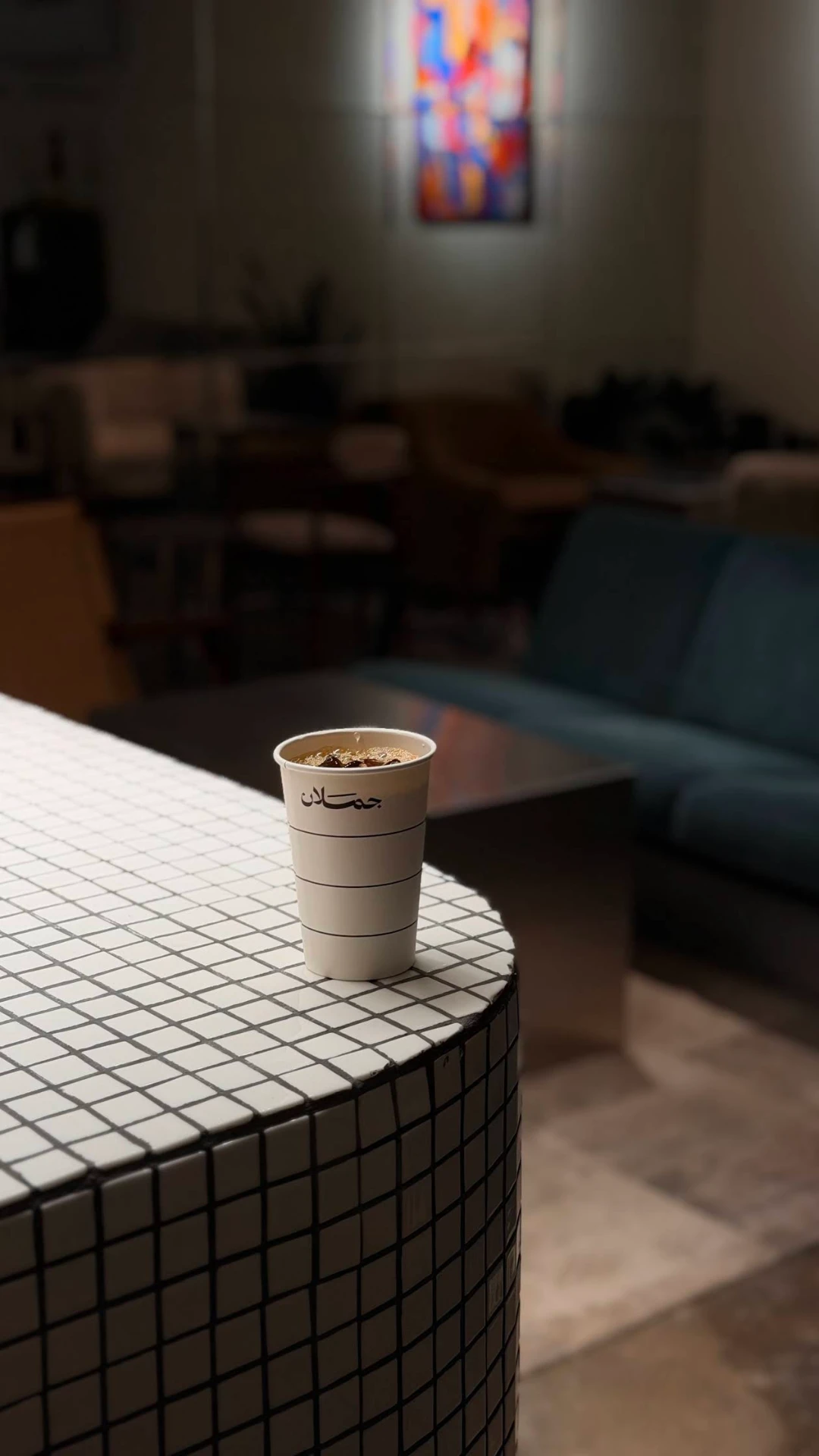 كوب قهوة جملان على طاولة المقهى